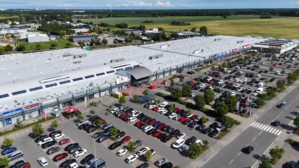 Parkplatz mit 2.000+ Stellplätzen am Hanse Center Bentwisch